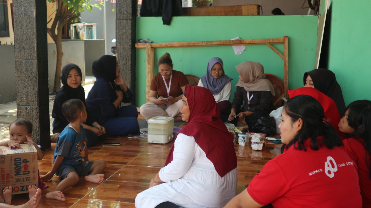 Tim PPK Ormawa HMB–Helianthus 2025 Monitoring Pembuatan Produk Olahan Yogurt “JASEYO”, Infused Water “LUSH JAM”, dan Jamu “SEJIWA” di Desa Parakan